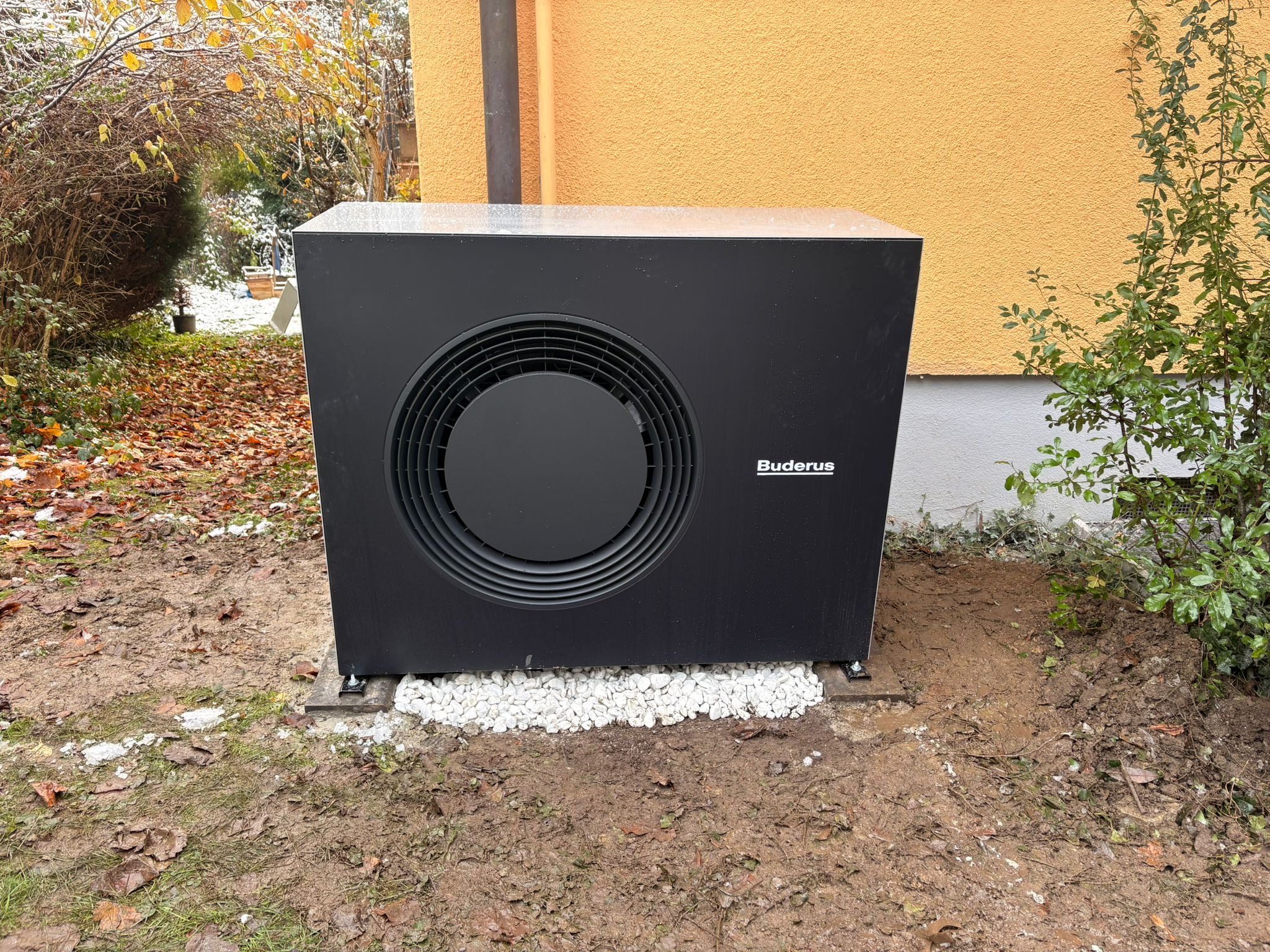 Buderus Außeneinheit auf Splittbett in Hagen-Haspe