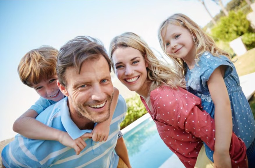 Glückliche Familie mit Wärmepumpe und Finanzierung